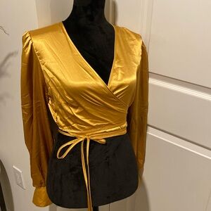 MIDI Top, looks great with black pants/tights/ leather skirts it even jeans.